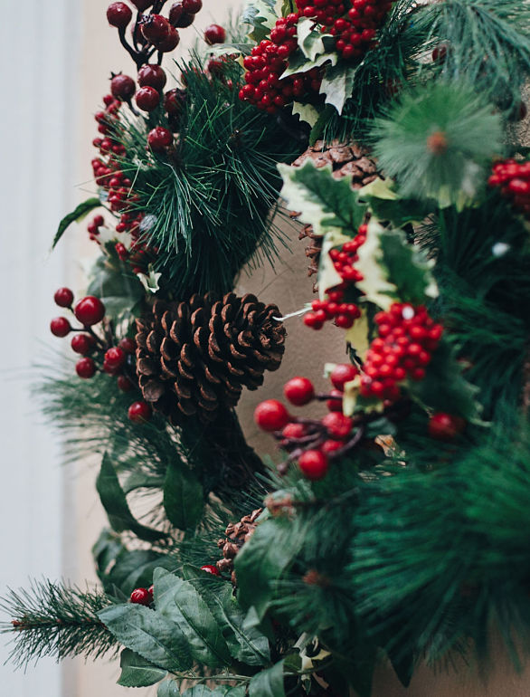 Kinnucan Tree Experts & Landscape Company - we offer professional Christmas Lighting for homes and commercial businesses - christmas wreath.